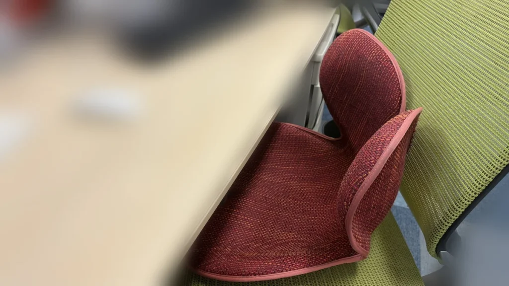 椅子の上に置いたStyleを斜めから見た写真
